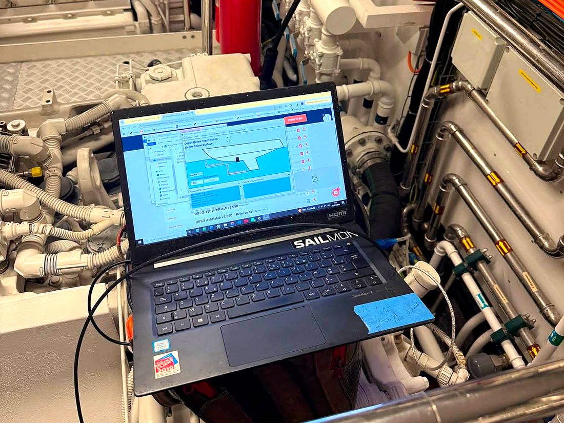Diagnostic sur ordinateur portable en salle des machines