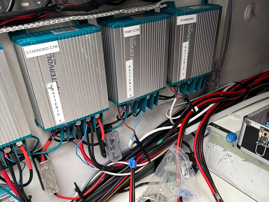 Chargeurs de batteries Mastervolt en cours de câblage