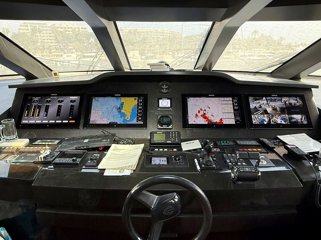 Timonerie de grand yacht équipée d'écrans multifonctions
