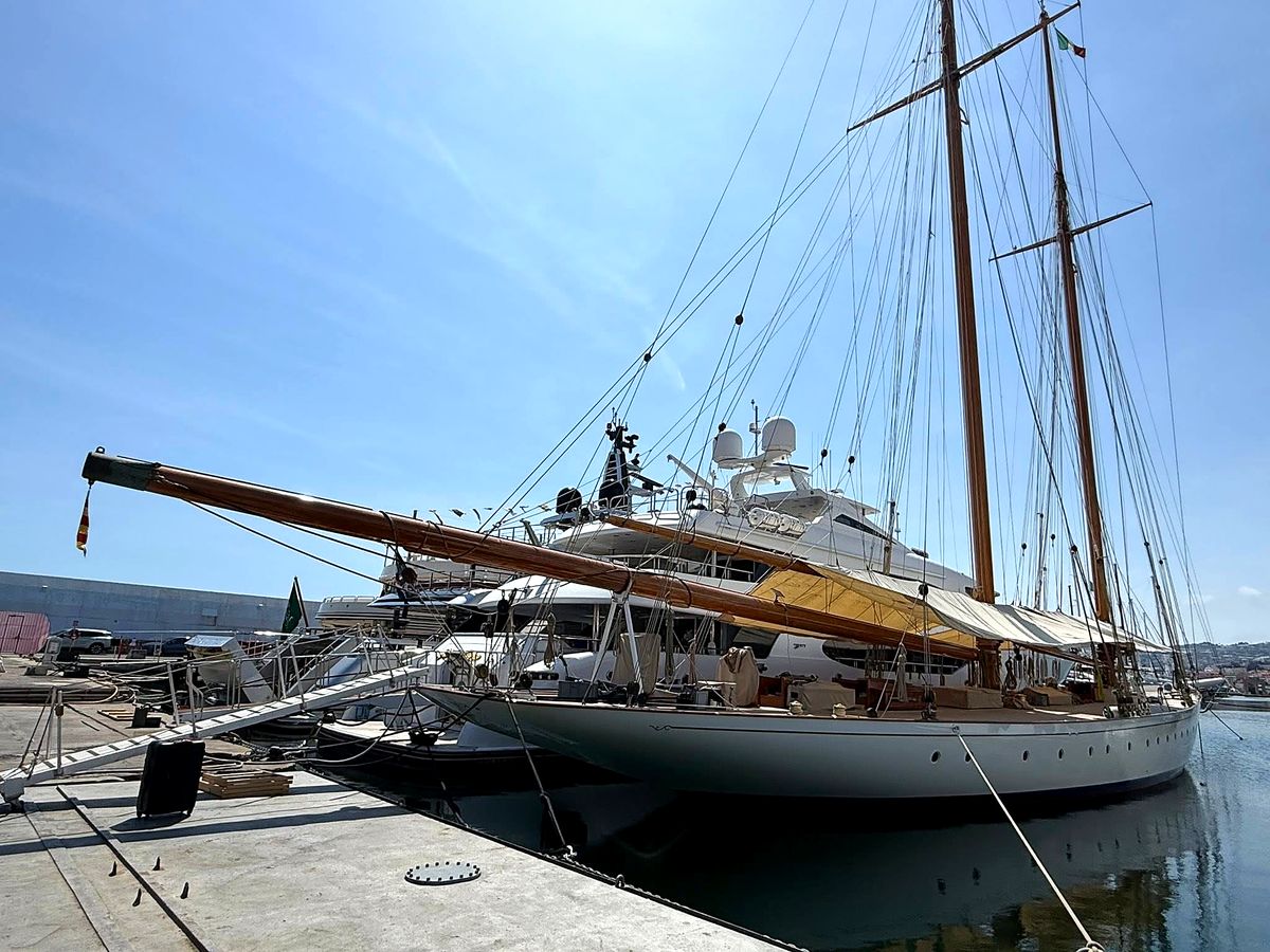 Grande goélette classique à quai